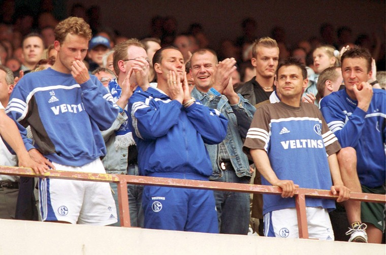 Teleurstelling maakt zich meester van Huub Stevens op 19 mei 2001, toen Schalke 04 de titel op dramatische wijze misliep. Sindsdien eindigde de club nog drie keer als tweede (in 2005, 2007 en 2010). Momenteel is Stevens in beeld voor de raad van toezicht