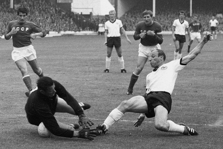 Met de legendarische doelman Lev Yashin onder de lat bereikte Sovjet-Unie op het WK &#039;66 in Engeland de halve finale, waarin het verloor van West-Duitsland (1-2).