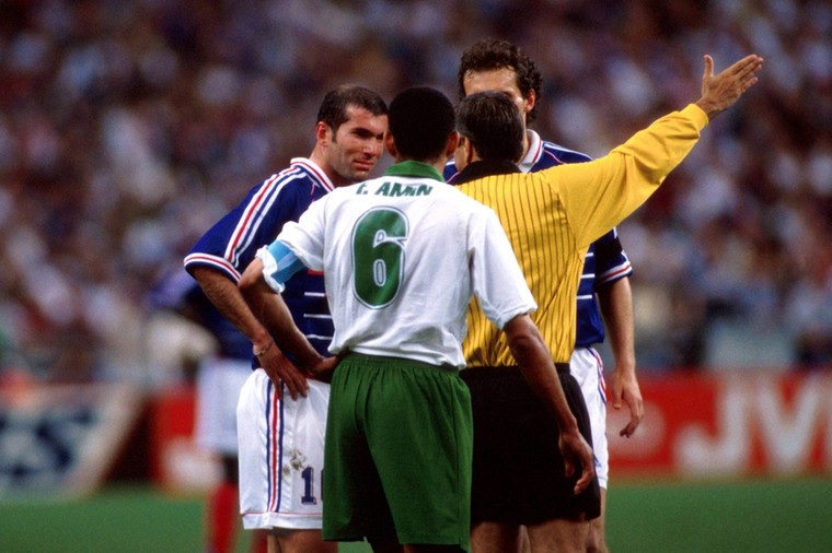 Zinedine Zidane wordt in 1998 van het veld gestuurd in het groepsduel met Saudi-Arabië nadat hij zijn noppen in de rug van Fuad Amin heeft geplant.