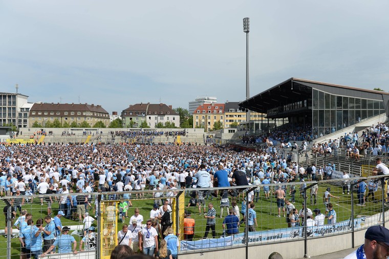 Schitterende beelden vanuit het Stadion an der Grünwalder Straße. Hoe populair 1860 München nog is, valt wel te zien aan de veldbestorming die plaatsvond nadat promotie een feit was.