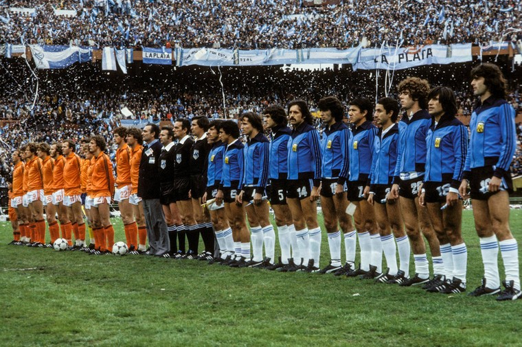 De teams van Nederland en Argentinië flankeren het arbitrale trio met de Italiaanse scheidsrechter Sergio Gonella op 25 juni 1978 voor de WK-finale in Buenos Aires. Het gastland wint de Wereldbeker na verlenging (3-1). ‘In die wedstrijd leken de Nederlanders woedend. Ze wilden het toernooi absoluut winnen. Dat straalden ze ook uit.’