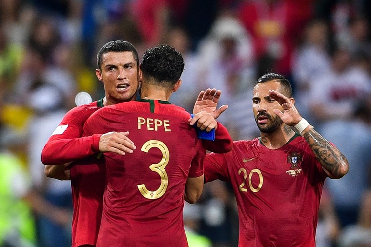 Cristiano Ronaldo en Pepe begroeten elkaar na het 3-3 gelijkspel tegen Spanje in het eerste WK-duel van Portugal.