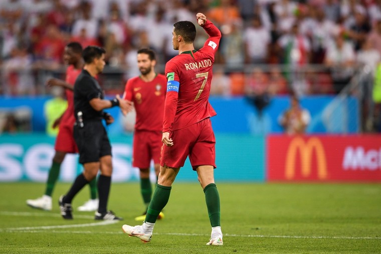 Cristiano Ronaldo loopt na het 1-1 gelijkspel tussen Portugal en Iran verongelijkt van het veld. 