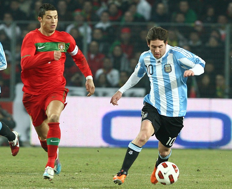 Cristiano Ronaldo en Lionel Messi tijdens een oefeninterland in 2011.