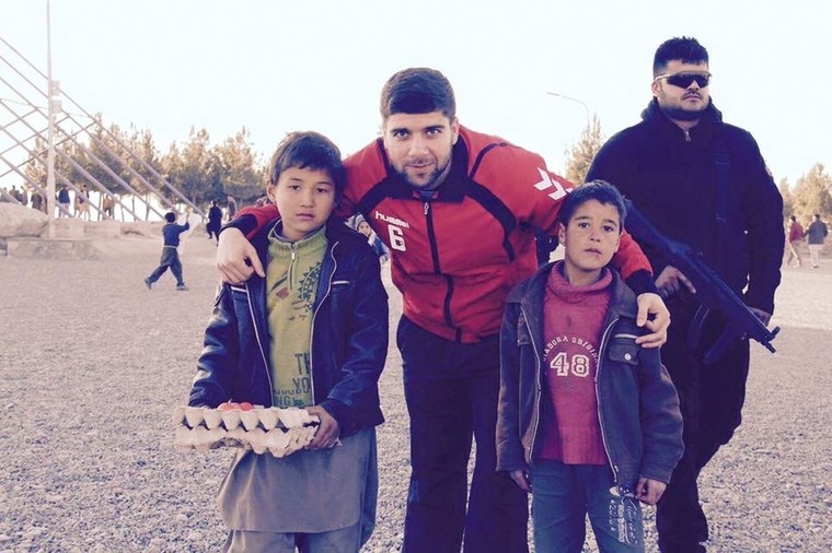 Anoush Dastgir in 2016 als speler van Afghanistan, zwaar beveiligd op straat.