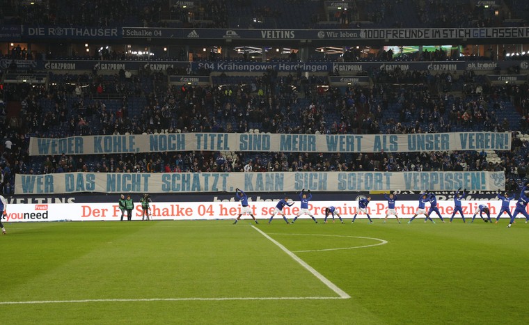 De eerdere boodschap van de Schalke 04-fans aan Leon Goretzka: &#039;Geld en titels zijn niet meer waard dan onze club. Wie dat niet vindt, mag er meteen vandoor gaan.&#039;