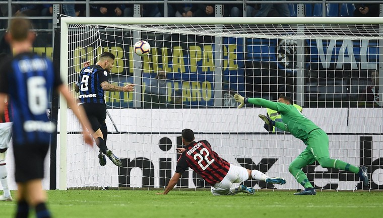 Milan-keeper Gianluigi Donnarumma zit mis, Mauro Icardi (nummer 9) profiteert.