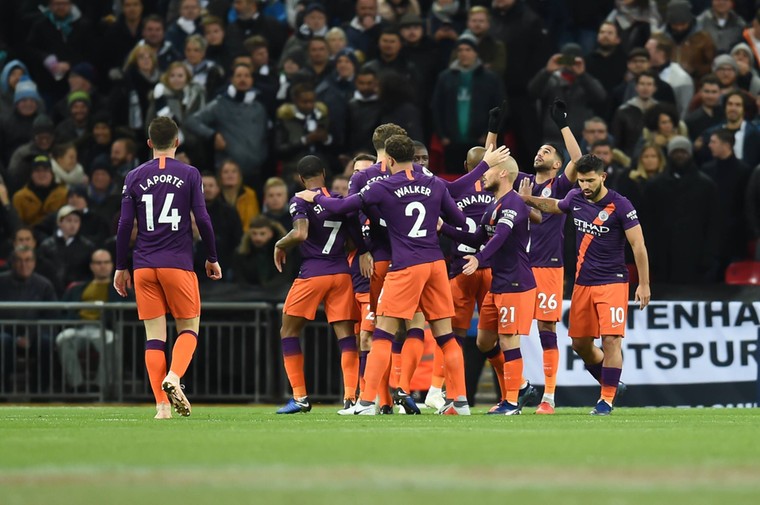 Riyad Mahrez (tweede van rechts) wijst naar de hemel na zijn goal.