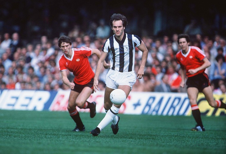 In 1983 als speler van West Bromwich Albion in actie tegen Manchester United. Op achtergrond volgen Bryan Robson (links) en Arnold Mühren.