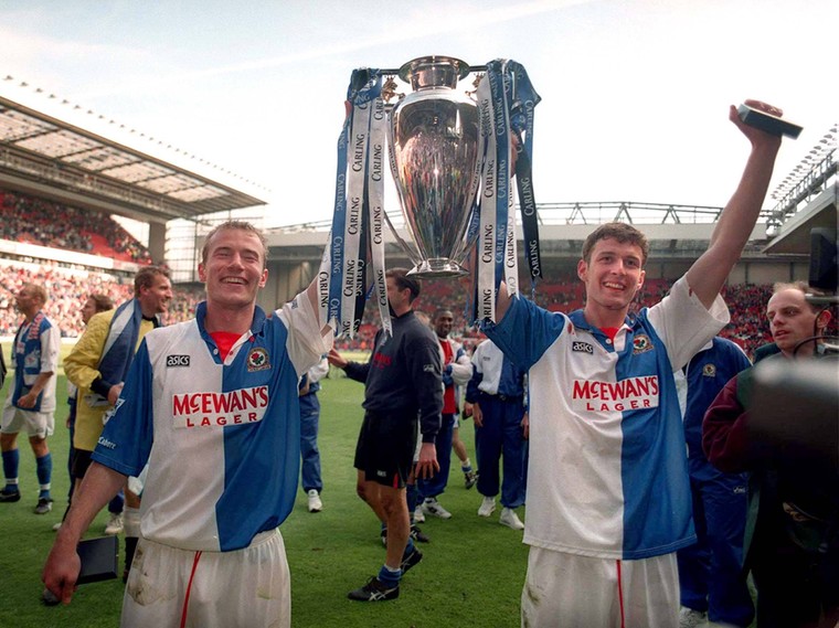 Het illustere Blackburn Rovers-aanvalskoppel Alan Shearer-Chris Sutton viert de landstitel in 1995. Het zou de enige clubprijs blijven voor Shearer.