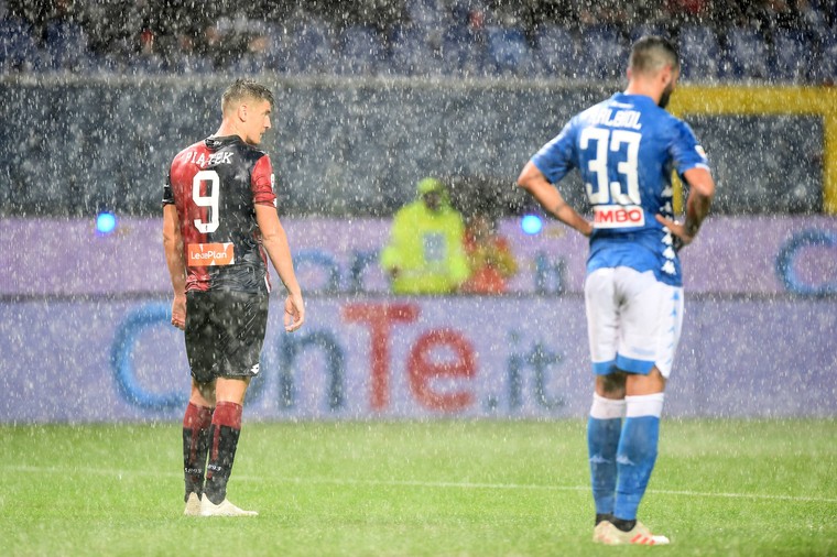 Krzysztof Piatek en Raúl Albiol staan in de stromende regen. Waar het aan het begin van het seizoen nog doelpunten regende voor de Poolse spits staat hij nu al een tijdje droog. Piatek heeft al vijf wedstrijden op rij niet gescoord.