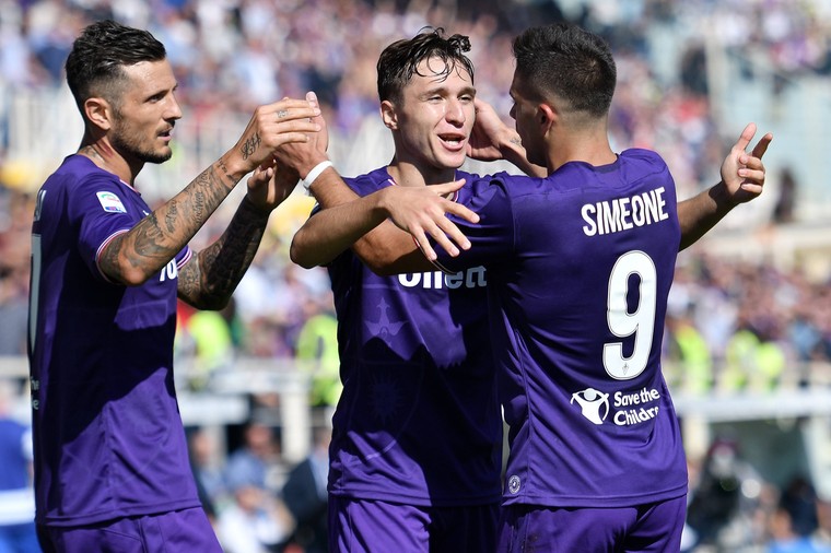 Federico Chiesa (midden) viert een doelpunt met nóg een &#039;zoon van&#039; in dienst van Fiorentina: Giovanni Simeone, zoon van Atlético Madrid-trainer Diego.