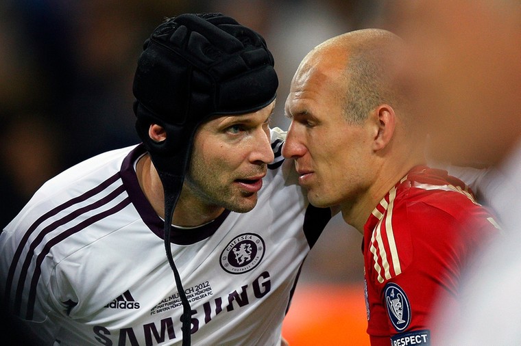 Petr Cech troost Arjen Robben nadat hij de penalty van zijn oude ploeggenoot heeft gestopt in de CL-finale van 2012.