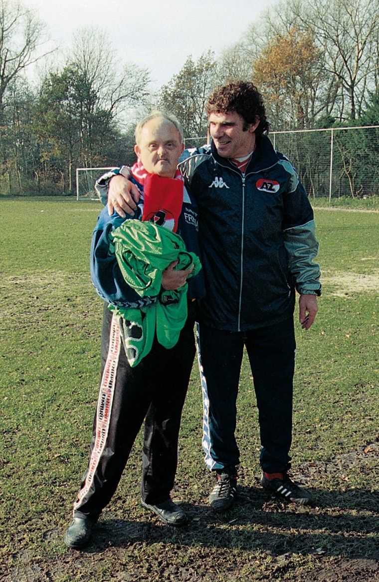 Willem van Hanegem als coach van AZ met zijn maatje Klaas.
