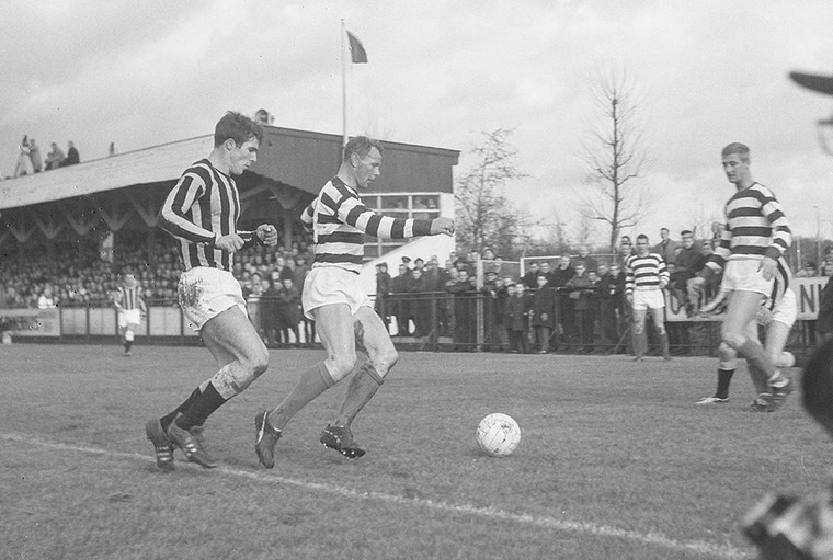 Uiterst links in actie als twintigjarige met Velox. Op 15 november 1964 is Blauw-Wit de tegenstander.
