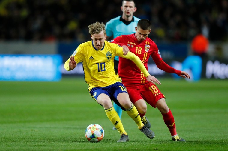 Razvan Marin in duel met Emil Forsberg tijdens het EK-kwalificatieduel tussen Roemenië en Zweden van afgelopen zaterdag.