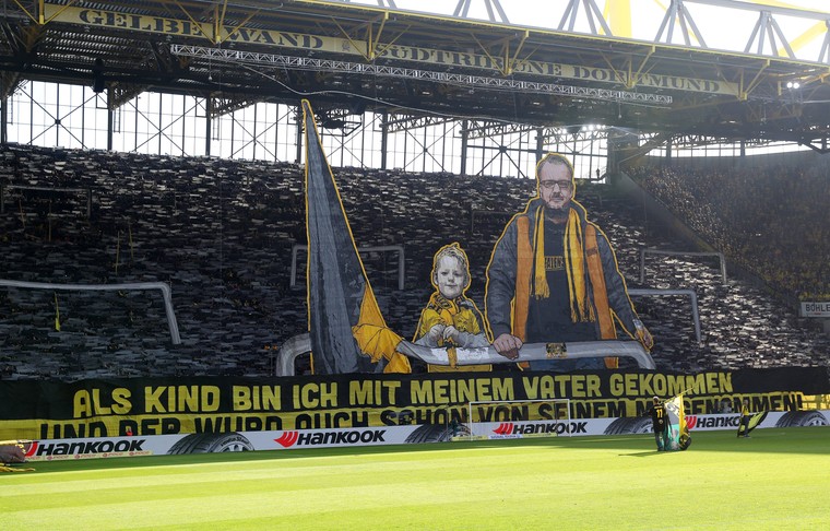 Sfeeractie van de fans van Dortmund voorafgaand aan de wedstrijd.