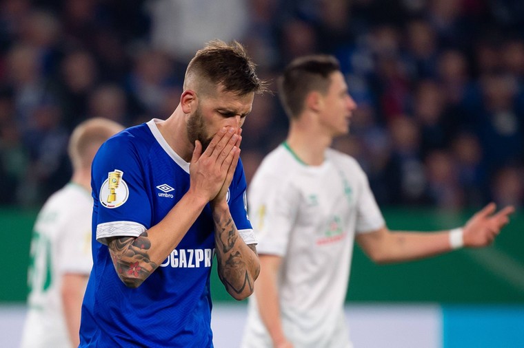 Schalke 04-aanvaller Guido Burgstaller na zijn misser tegen Werder Bremen.