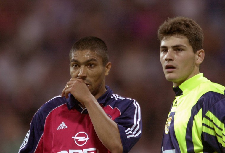 Giovane Élber en Iker Casillas in de halve finale-wedstrijd tussen Bayern en Real in het seizoen 1999/2000