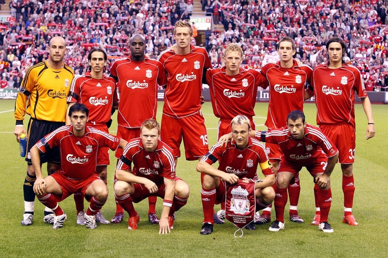 Teamfoto Liverpool in augustus 2007 voor het CL-voorrondeduel met Toulouse, een van de eerste duels van Benayoun. Staand (vanaf links): Pepe Reina, Benayoun, Mohamed Sissoko, Peter Crouch, Kuijt, Daniel Agger en Sebastian Leto. Gehurkt: Álvaro Arbeloa, John Arne Riise, Sami Hyypiä en Javier Mascherano.