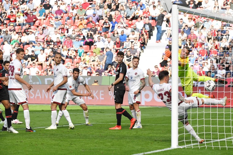 Dankzij de doellijn-technologie was er geen enkele twijfel of de kopbal van Bayer Leverkusen-aanvaller Lucas Alário over de lijn was.