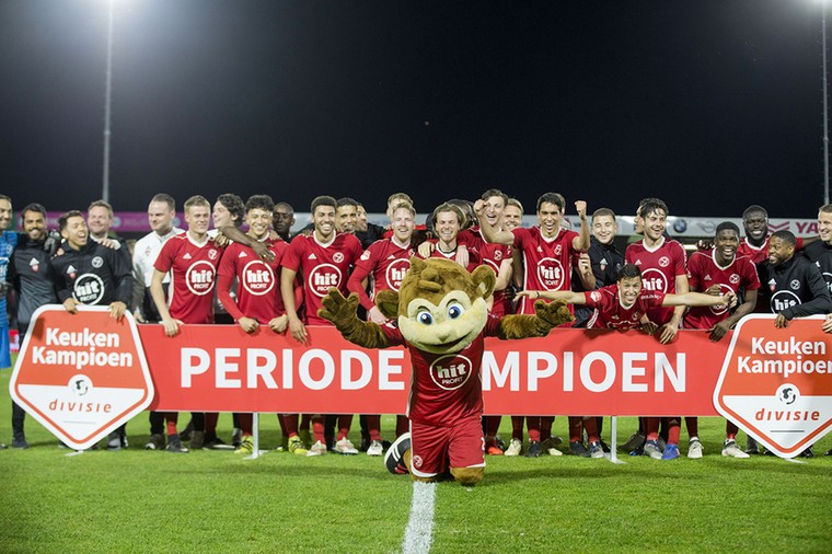 Almere City viert het veroveren van de vierde periodetitel na de 2-1 winst op Jong PSV van afgelopen vrijdag.