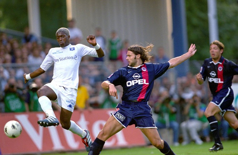 Mauricio Pochettino in 2001 als verdediger van Paris Saint-Germain, in duel met Auxerre-spits Djibril Cissé.