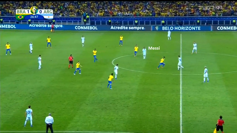 Lionel Messi komt de bal halen in de opbouw.