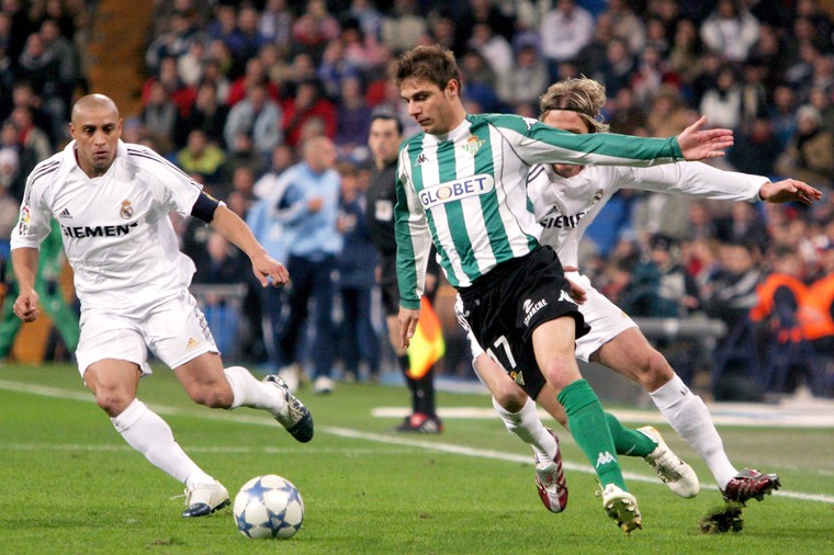 Joaquín in actie tegen Roberto Carlos en David Beckham, dertien jaar geleden.