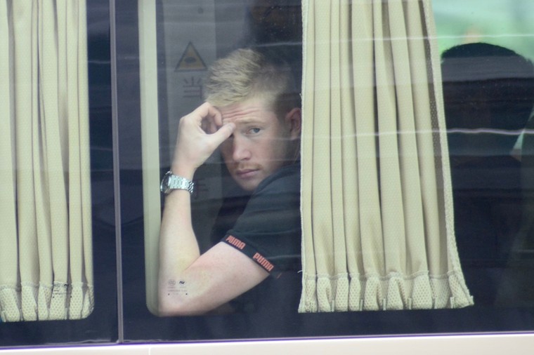 Kevin De Bruyne in de spelersbus van Manchester City.
