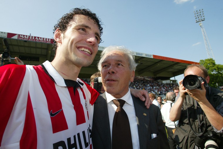 Aan de zijde van Mark van Bommel bij het landskampioenschap in 2003, Van Raaij’s vierde als voorzitter van PSV.