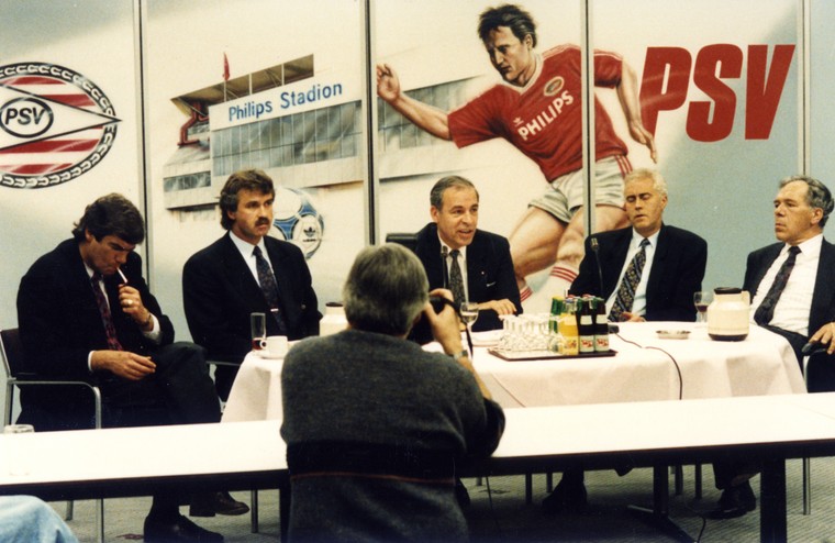 Eind jaren tachtig als penningmeester aan tafel met, vanaf links, technisch manager Kees Ploegsma die nog even een sigaretje opsteekt, trainer Guus Hiddink, voorzitter Jacques Ruts en assistent-trainer Hans Dorjee.