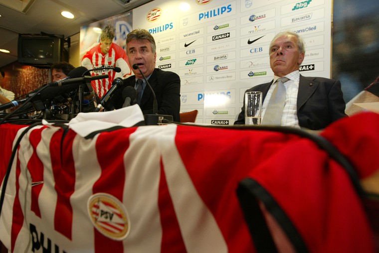 Harry van Raaij bij de aanstelling van Guus Hiddink als nieuwe trainer van PSV in 2002. Het leverde uiteindelijk vele successen op.
