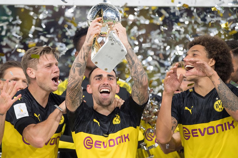Vanaf links vieren Lukasz Piszczek, Paco Alcácer en Axel Witsel de winst van de Duitse Super Cup met Borussia Dortmund.