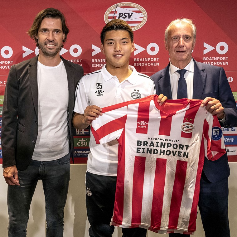 PSV heeft de Japanner Ritsu Doan binnen. Technisch manager John de Jong en clubicoon Willy van der Kuijlen zijn trots tijdens de presentatie.