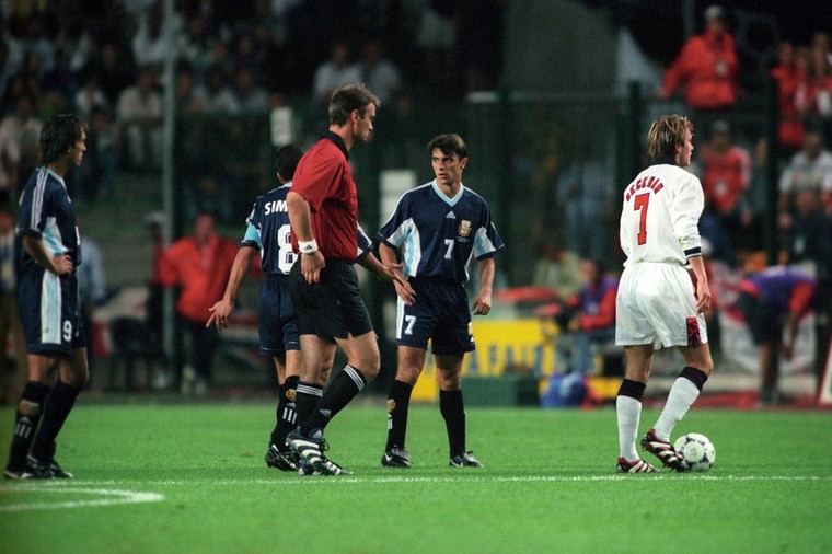 David Beckham wordt van het veld gestuurd tijdens de achtste finale van het WK 1998 tussen Engeland en Argentinië.