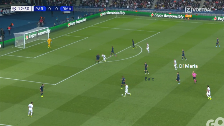 Gareth Bale komt centraal op het middenveld uit na het volgen van een loopactie van Ángel Di María.