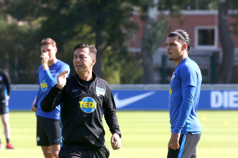 Ante Covic op het trainingsveld met onder anderen Karim Rekik.