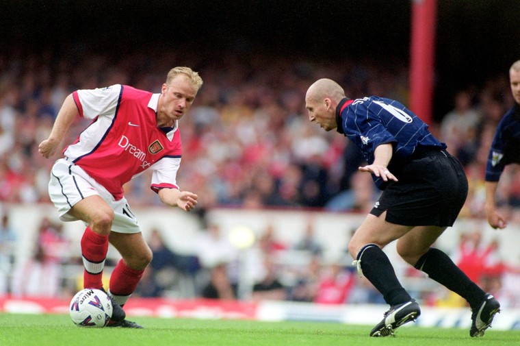 In het verleden was er regelmatig inbreng van Nederlandse spelers tijdens duels tussen Arsenal en Manchester United. Hier duelleren Dennis Bergkamp en Jaap Stam tijdens een wedstrijd op Highbury. Man United trok op 22 augustus 1999 aan het langste eind (1-2).
