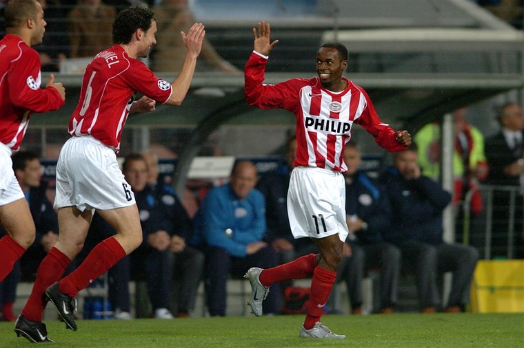 Beasley viert zijn 1-0 met Mark van Bommel in het Champions League-duel met Rosenborg. PSV strandde uiteindelijk in de halve finale tegen AC Milan.