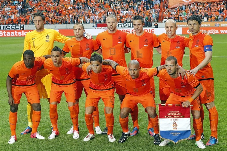 De basisopstelling van Oranje tegen Noord-Ierland in juni 2012.