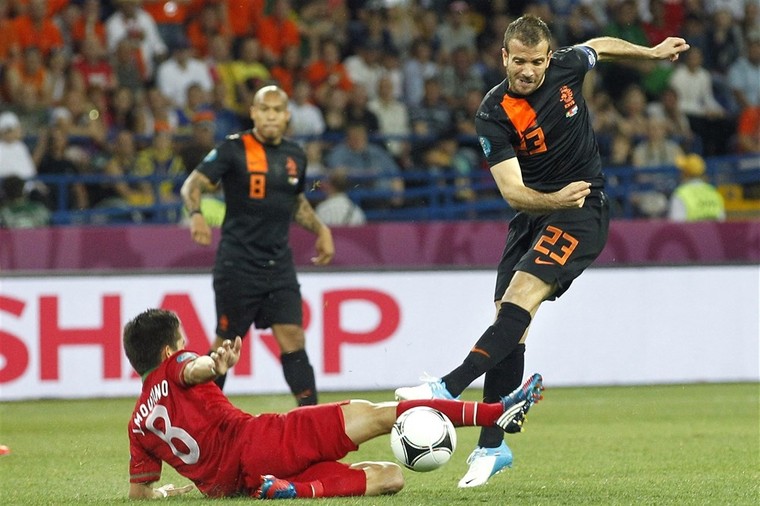 Rafael van der Vaart is nog altijd de maker van het laatste EK-doelpunt van Oranje.