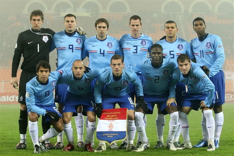 Het elftal van Oranje voor het duel met Wit-Rusland in 2007