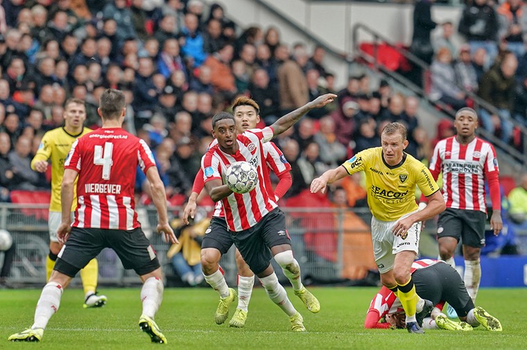 PSV-captain Pablo Rosario stoomt op. VVV’er Lee Cattermole kan niet volgen.