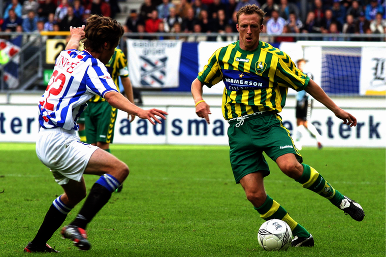 Sjaak Polak als speler van ADO in het seizoen 2004/05, met tegenover zich Hannu Haarala van SC Heerenveen.
