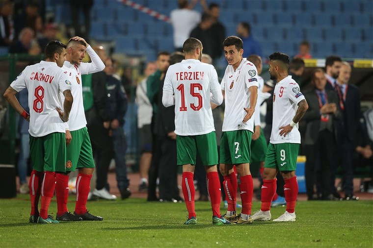 Spelers van Bulgarije wachten af hoe het verder gaat tijdens het EK-kwalificatieduel met Engeland.