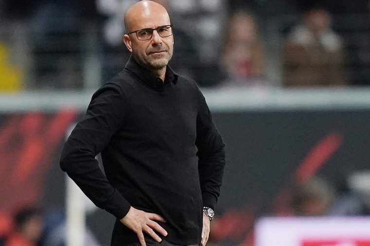 De frustratie is van het gezicht van Peter Bosz te scheppen