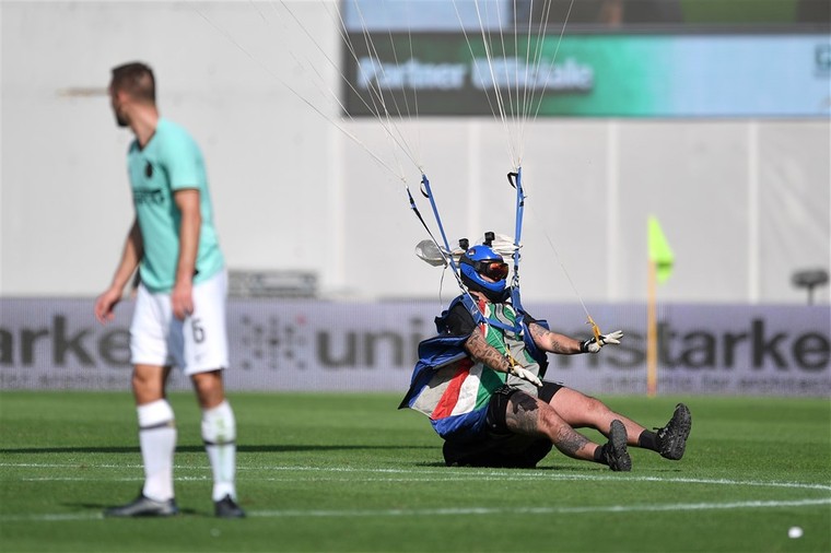 De eerste helft werd even onderbroken doordat een parachutist - naar eigen zeggen per ongeluk - op het veld landde.