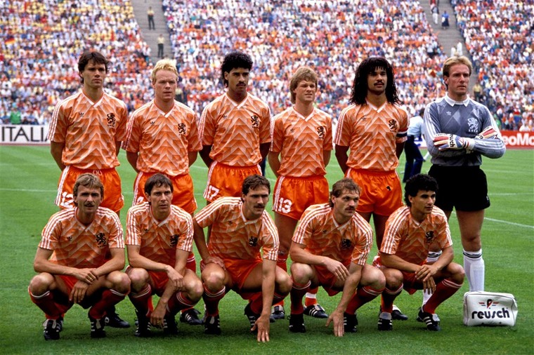 In het jaar dat het Nederland Europees kampioen werd, was het podium van de Gouden Bal-verkiezing volledig oranje.