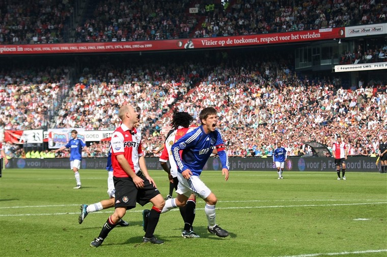 Klaas Jan Huntelaar scoort op 21 september in De Kuip, zijn laatste Klassieker in zijn eerste periode bij Ajax.